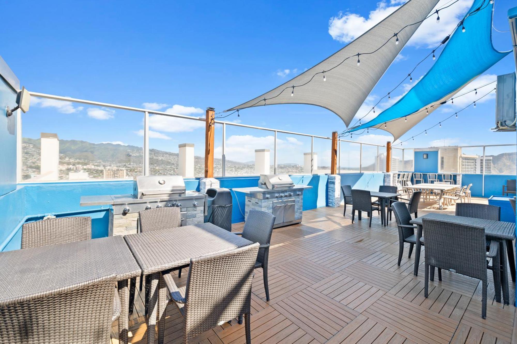 Cozy Ocean View Escape Just Steps To Waikiki Beach! Apartment *