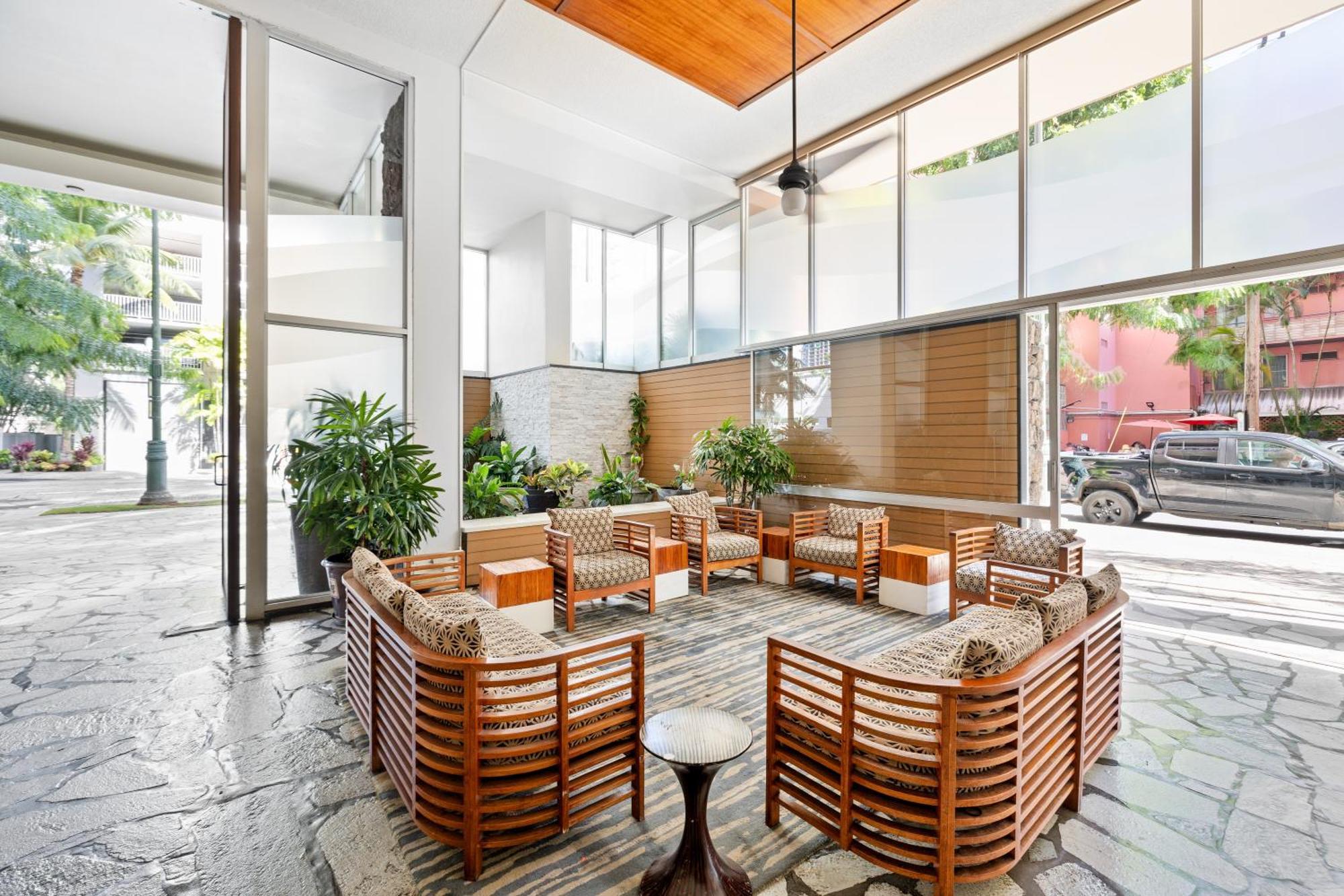 Cozy Ocean View Escape Just Steps To Waikiki Beach! Apartment *